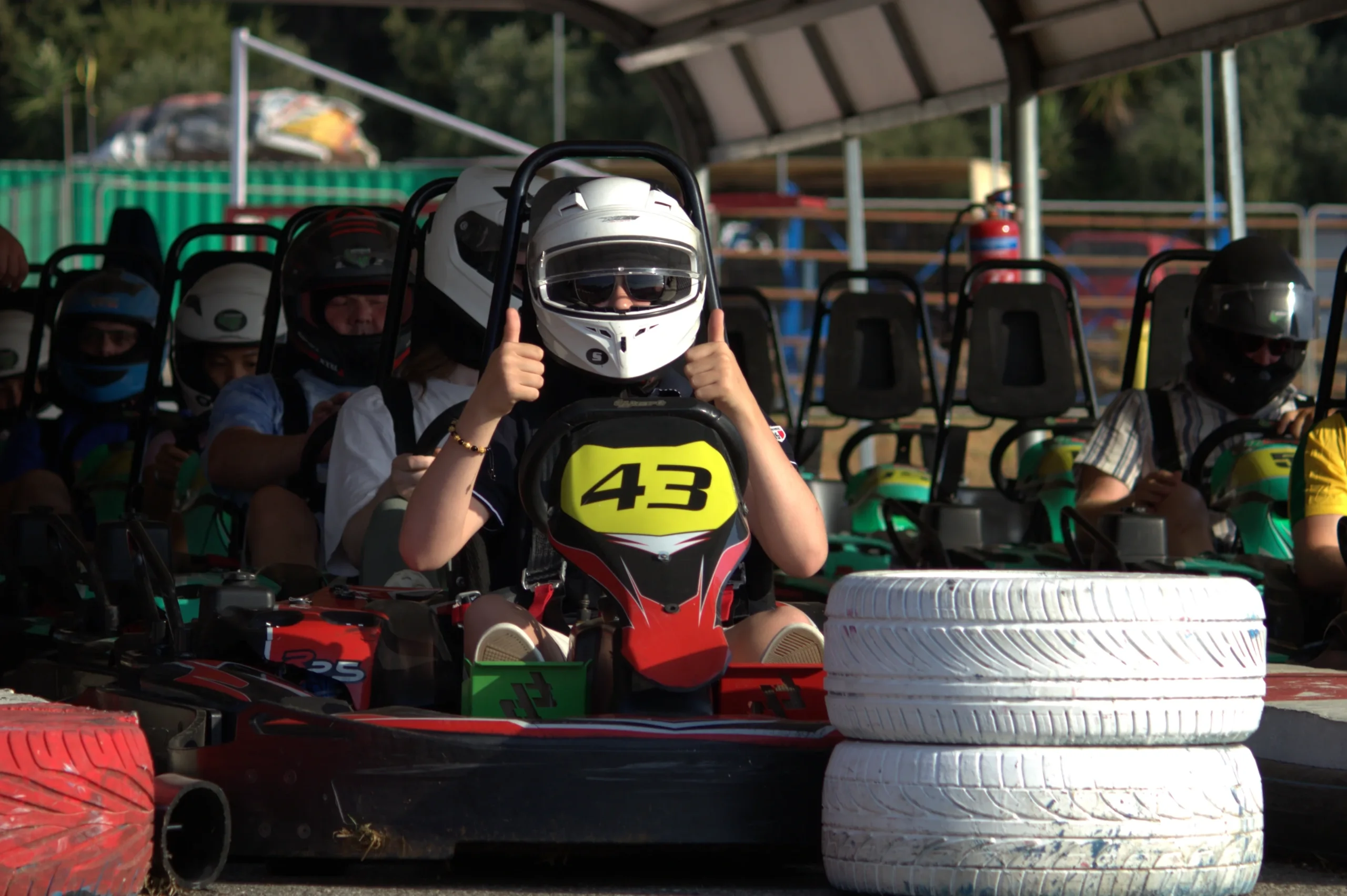 lot of drivers getting ready to drive their go karts in pistapark