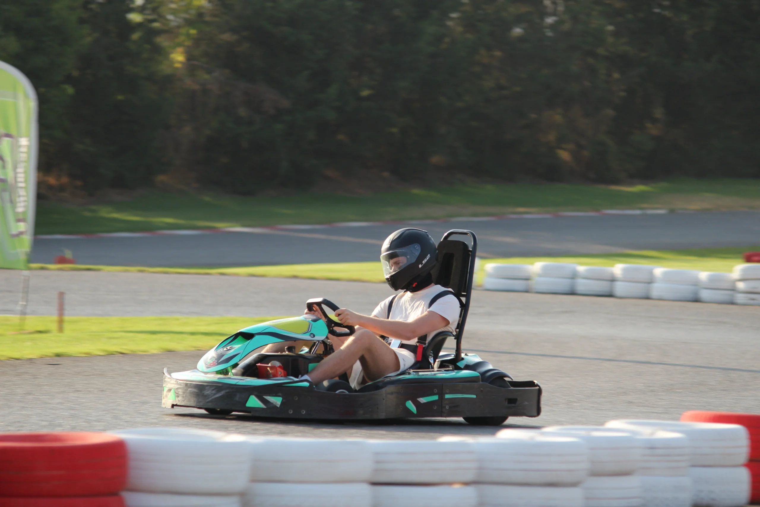 go kart turning a right corner in pistapark